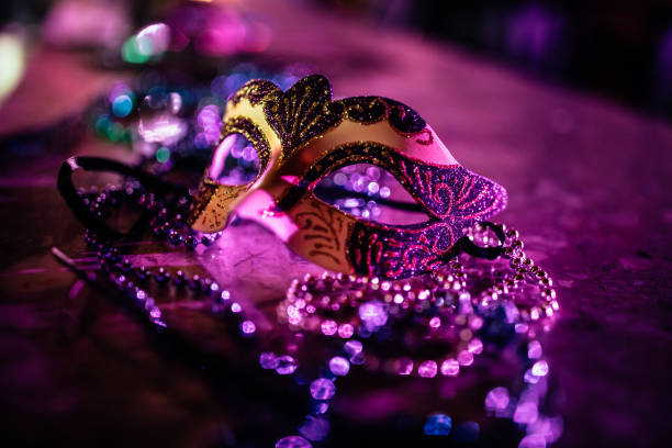 primo primo della maschera veneziana come decorazione carnevalesca - mardi gras new orleans mask bead foto e immagini stock