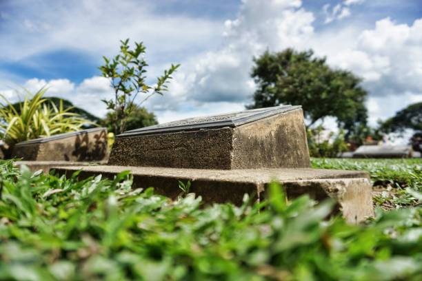 군인과 포로 차나 전쟁 묘지 (돈 락)에 대 한 묘지 - kanchanaburi province sky cemetery thailand 뉴스 사진 이미지