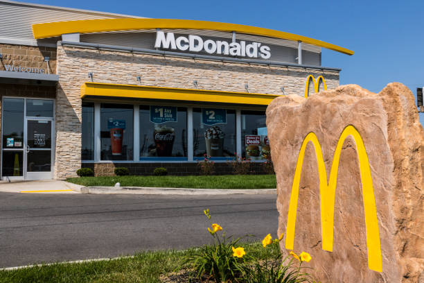 マクドナルドのレストランの位置。マクドナルドはハンバーガー レストラン xii のチェーン - mcdonalds french fries branding sign ストックフォトと画像