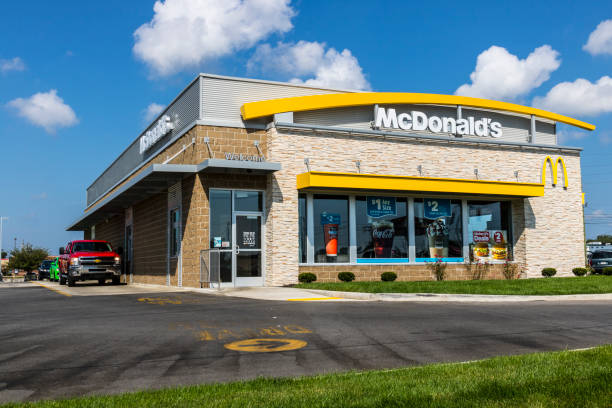 マクドナルドのレストランの位置。マクドナルドはハンバーガー レストラン xiii のチェーン - mcdonalds french fries branding sign ストックフォトと画像