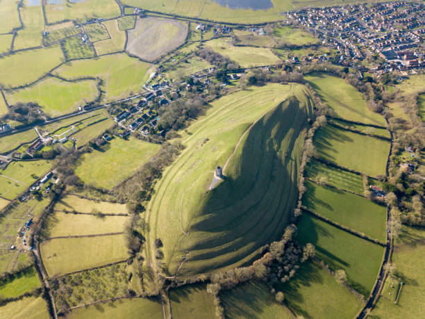 the tor at glastonbury - glastonbury tor imagens e fotografias de stock