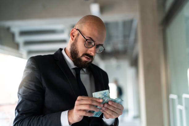 empresarial brasileiro cara contando moeda brasil - real - real people - fotografias e filmes do acervo