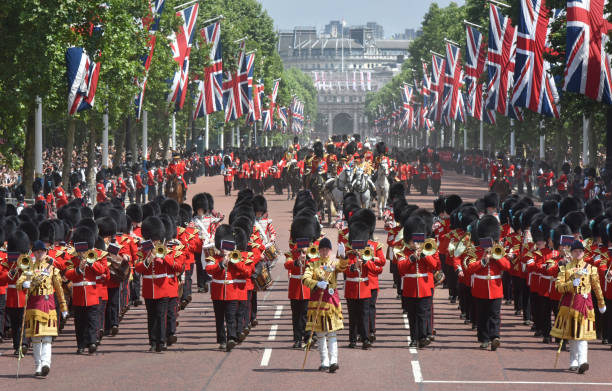 o desfile de aniversário de rainhas - london england honor guard british culture nobility - fotografias e filmes do acervo
