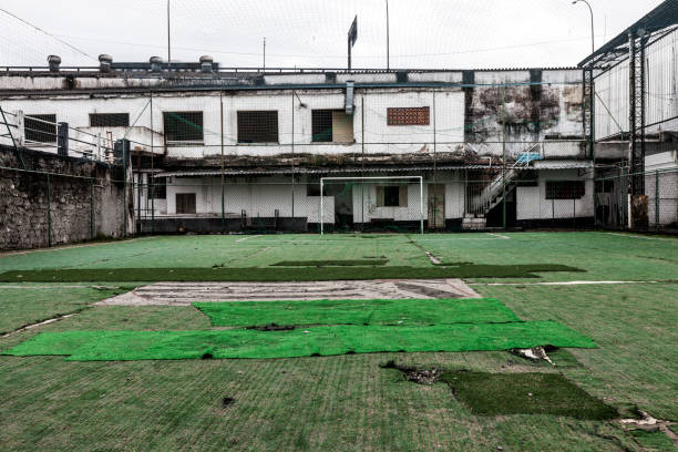 退廃的なサッカー場 - soccer field dirty soccer outdoors ストックフォトと画像