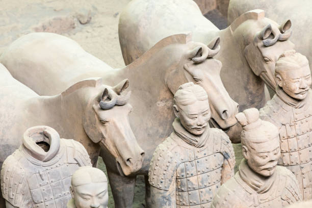 les guerriers de terre cuite armée devant le tombeau du premier empereur de chine à xian. site du patrimoine mondial de l’unesco. - horse terracotta soldiers china terracotta photos et images de collection