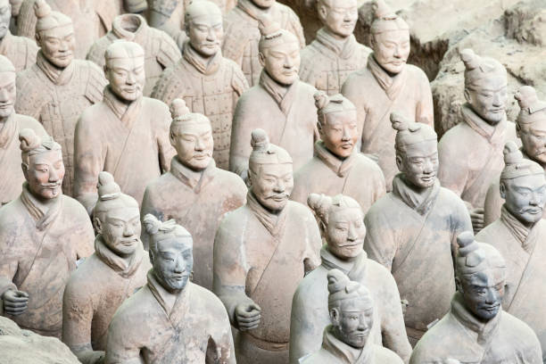 les guerriers de terre cuite armée devant le tombeau du premier empereur de chine à xian. site du patrimoine mondial de l’unesco. - horse terracotta soldiers china terracotta photos et images de collection