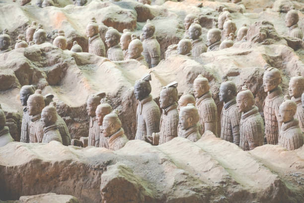 les guerriers de terre cuite armée devant le tombeau du premier empereur de chine à xian. site du patrimoine mondial de l’unesco. - horse terracotta soldiers china terracotta photos et images de collection