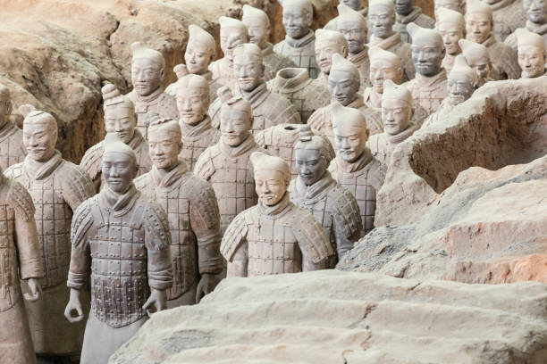 les guerriers de terre cuite armée devant le tombeau du premier empereur de chine à xian. site du patrimoine mondial de l’unesco. - terracotta soldiers xian terracotta tomb photos et images de collection