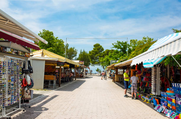 красивый солнечный день в старом городе макарска в хорватии европа - makarska riviera стоковые фото и изображения