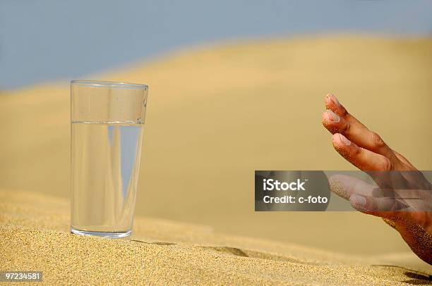 Mano Raggiungendo Per Lacqua - Fotografie stock e altre immagini di Bicchiere - Bicchiere, Deserto, Acqua potabile