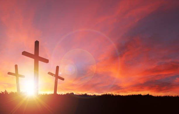 crucifixión de jesús con la puesta de sol cielo y espacio de copia - domingo de pascua fotografías e imágenes de stock