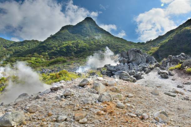 évents de source chaude à owakudani valley à hakone, japon - sulphur landscape fumarole heat photos et images de collection