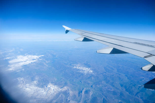 view from airplane window - mountain range earth sky airplane imagens e fotografias de stock