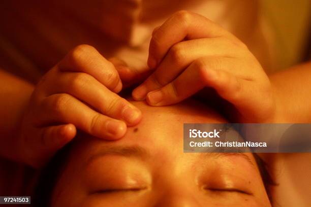 Photo libre de droit de Cosmetician Massage Série banque d'images et plus d'images libres de droit de Adulte - Adulte, Amour, Asiatique de l'Est et du Sud-Est