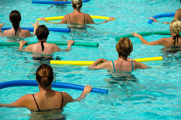 wemen haciendo ejercicios aeróbicos - swimming exercising women back fotografías e imágenes de stock