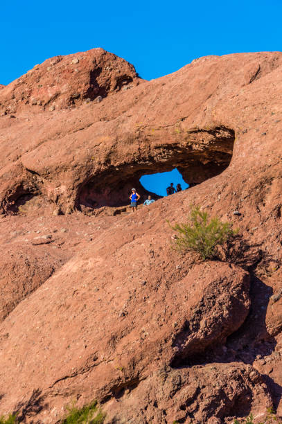 hole-in-the-rock - hiking sonoran desert arizona desert foto e immagini stock