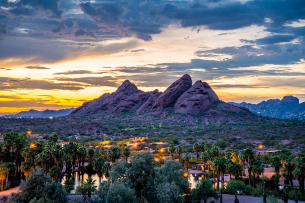 parque de papago después de puesta del sol - phoenix fotografías e imágenes de stock