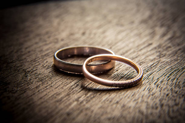wedding rings on wood - wedding behavior horizontal men imagens e fotografias de stock