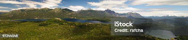 Panoramiczny Widok Bariloche I Jego Jezioro W Patagonia Argentyna - zdjęcia stockowe i więcej obrazów Alpinizm