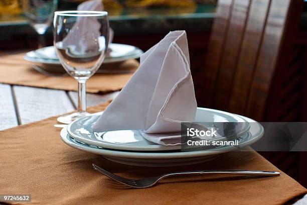 Mesa Servida En El Restaurante Foto de stock y más banco de imágenes de Alimento - Alimento, Banquete, Bar