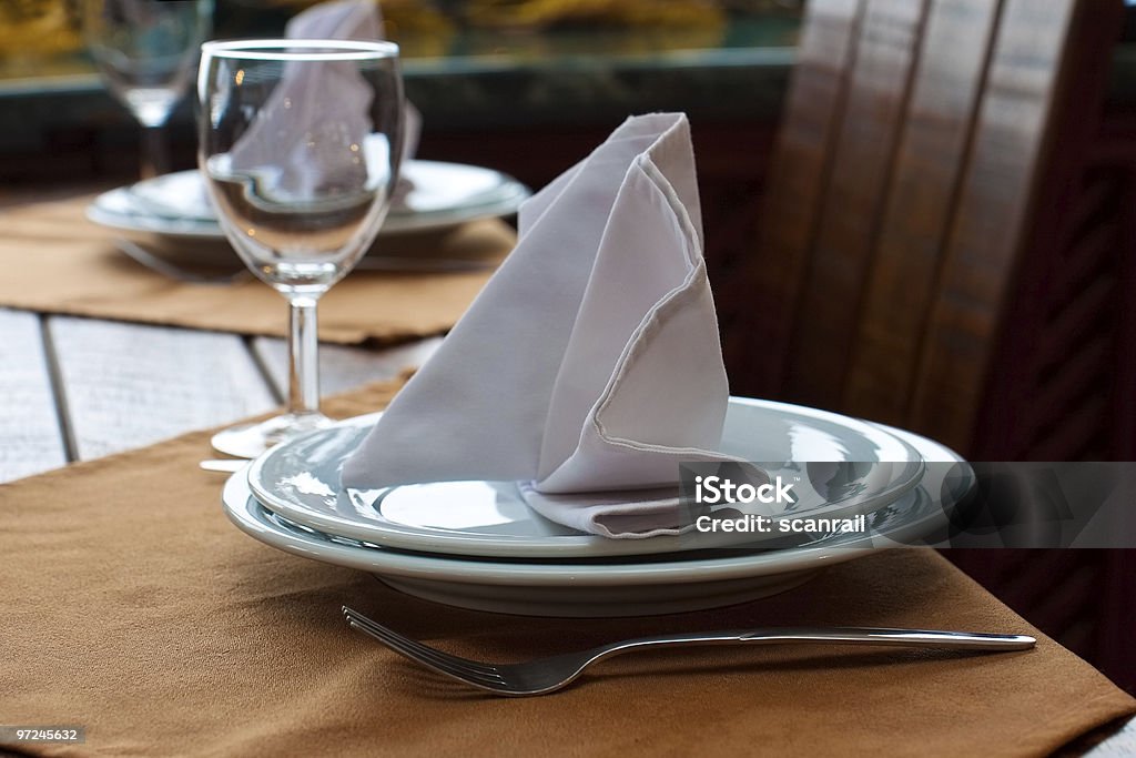 Servita al ristorante tavolo - Foto stock royalty-free di Ambientazione interna