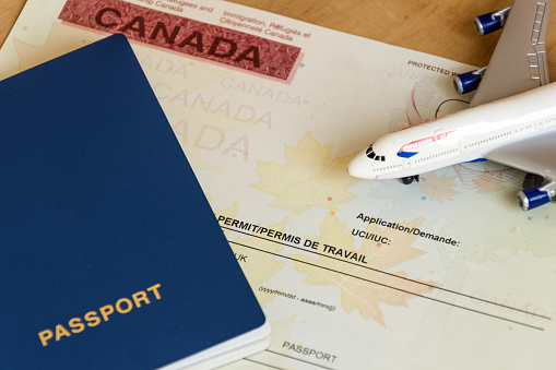 Permiso de trabajo canadiense vista superior del documento y el pasaporte del papel. photo