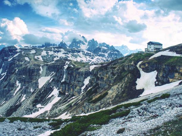 dolomites, italy - may 26, 2018: refugio auronzo, alpine hut 2333m - 2333 imagens e fotografias de stock