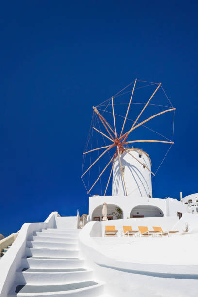 moinho de vento na ilha de santorini, oia - grécia - travel locations cyclades islands santorini vertical - fotografias e filmes do acervo