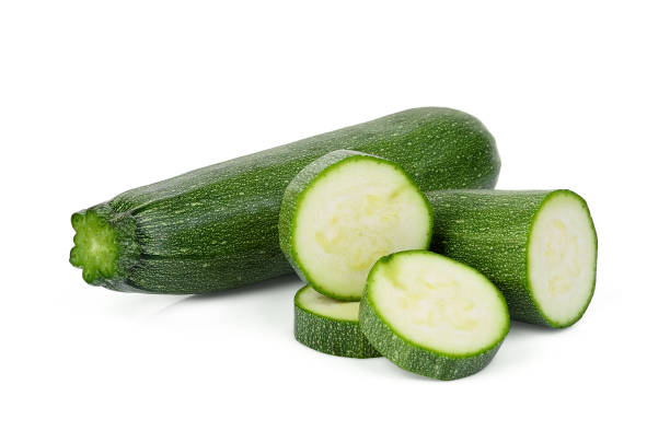 白い背景で隔離のスライスと新鮮な緑ズッキーニ - zucchini vegetable freshness green ストックフォトと画像