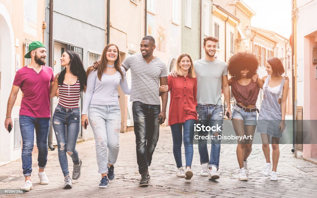 Milennials heureux amis marchant dans le centre ville historique - les jeunes s’amuser ensemble - concept de mode de vie et l’amitié de jeunes - se concentrer sur les gars Centre - Photo de Amitié libre de droits