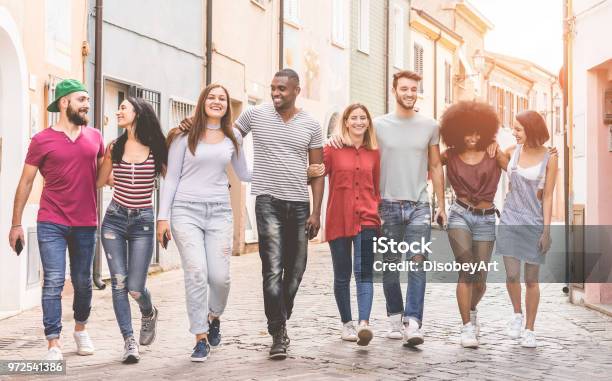 Photo libre de droit de Milennials Heureux Amis Marchant Dans Le Centre Ville Historique Les Jeunes Samuser Ensemble Concept De Mode De Vie Et Lamitié De Jeunes Se Concentrer Sur Les Gars Centre banque d'images et plus d'images libres de droit de Amitié