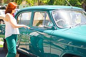 frau-mit-retro-auto.jpg?b=1&s=170x170&k=20&c=fr6FTiA6C33tQQH1WYWAv-PDm0mBPZLw_Zmf_okWMDA=