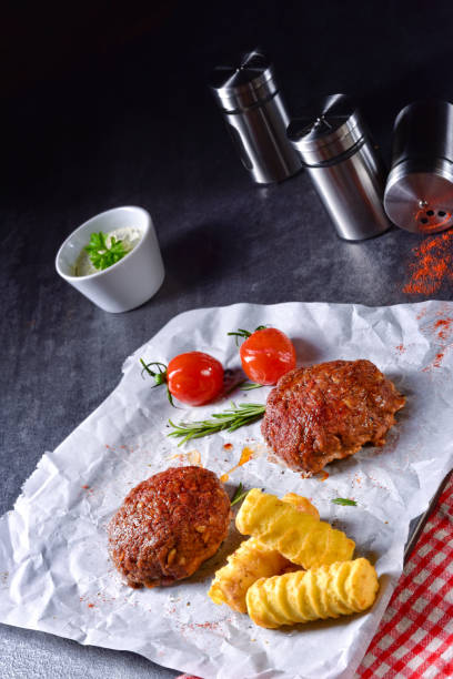 patatine fritte vegetali con quark alle erbe e pomodori - patty pan foto e immagini stock