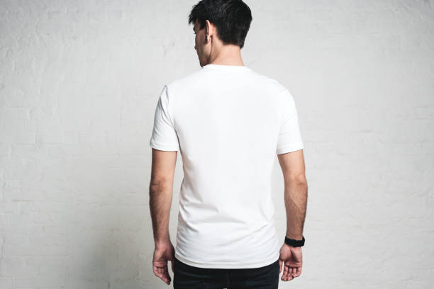 chico joven con camiseta blanca en blanco, retrato de estudio de la parte posterior, horizontal - atleta papel social fotos fotografías e imágenes de stock