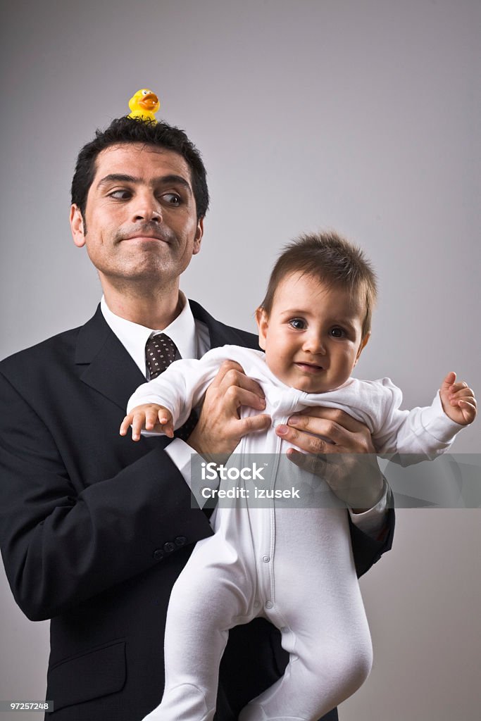Traje de hombre usando un bebé retención - Foto de stock de Foto de estudio libre de derechos
