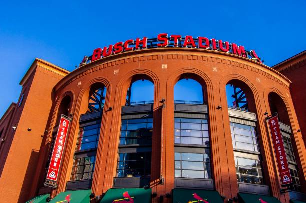 zachód słońca świecący z ceglanego stadionu na zewnątrz - major league baseball zdjęcia i obrazy z banku zdjęć