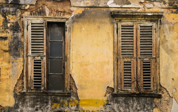 ventanas con postigos antiguos - wood shutter rusty rust fotografías e imágenes de stock