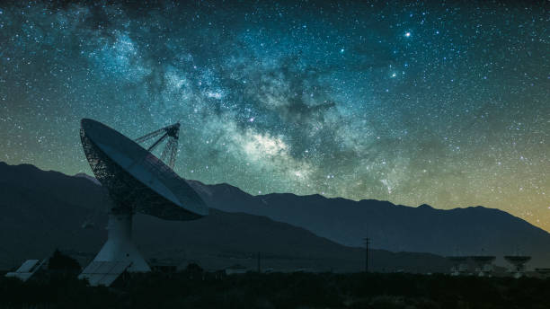 하 수 상승에 대 한 전파 망원경 - radio telescope 뉴스 사진 이미지