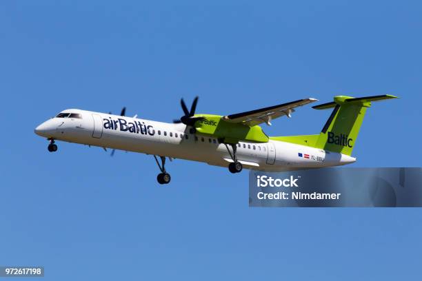 青空背景に YL BBU 空気バルト ・ デ ・ ハビランド ・ カナダ DHC-8-400 の航空機 - ストックフォト・写真素材...