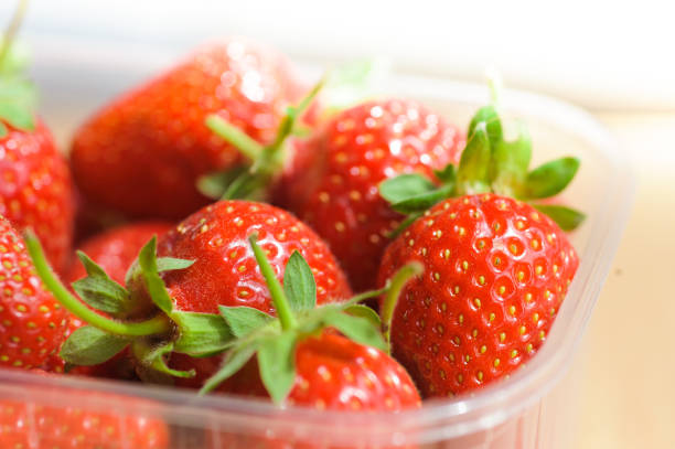 closeup of fresh red and ripe strawberries - wet strawberry macro fruit imagens e fotografias de stock