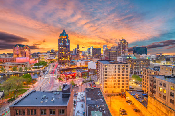 skyline von milwaukee, wisconsin - milwaukee stock-fotos und bilder