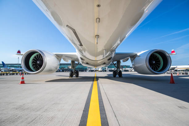 kadłub samolotu - commercial airplane airplane cargo airplane runway zdjęcia i obrazy z banku zdjęć