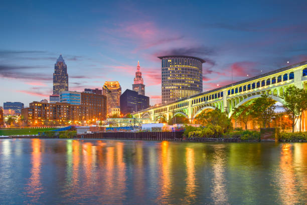 skyline von cleveland, ohio, usa - night cityscape reflection usa stock-fotos und bilder