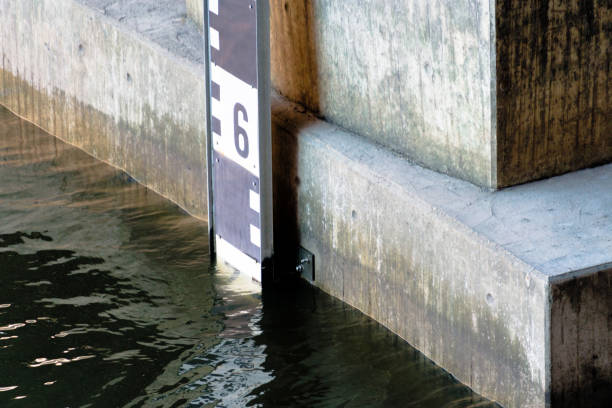 detailansicht einer ebene für die messung der wasserstand an der alster in hamburg - tiefenmessgerät stock-fotos und bilder