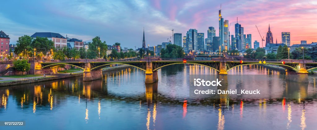 Horizonte de Frankfurt ao pôr-do-sol - Foto de stock de Frankfurt royalty-free