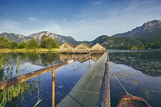 lago kochelsee, na alemanha - jetty old wood obsolete - fotografias e filmes do acervo