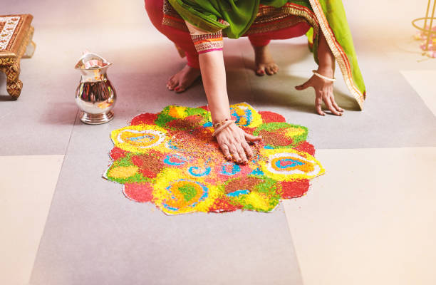 mulheres de coloração tradicional arroz arte (rangoli) para rituais de casamento indiano - granulate - fotografias e filmes do acervo