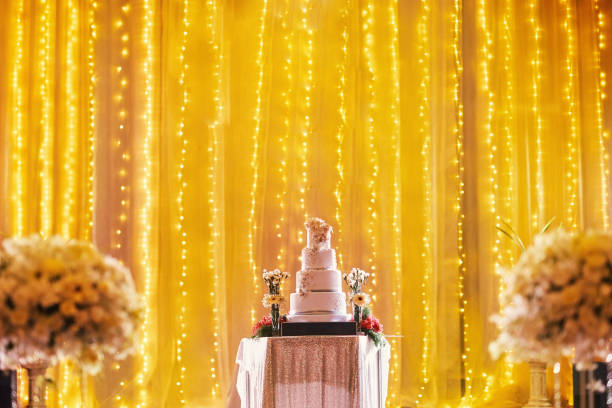 bella torta nuziale sulla decorazione del palco con luce gialla sullo sfondo - wedding reception wedding cake wedding cake foto e immagini stock