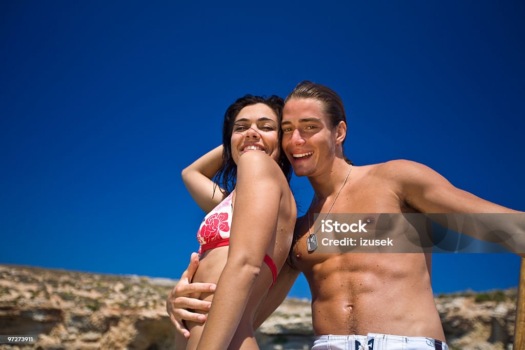Молодая пара, наслаждаясь солнечный день - Стоковые фото Близость роялти-фри