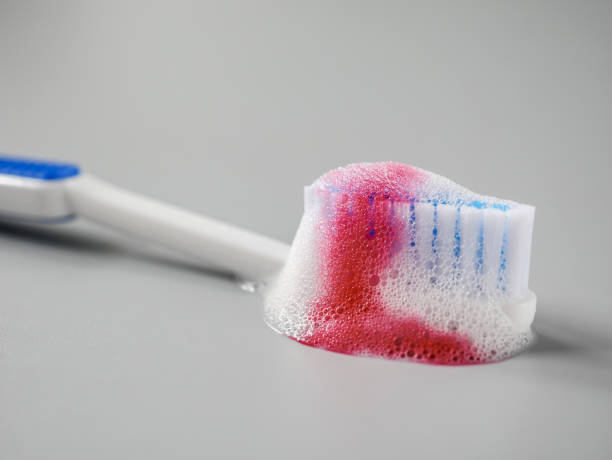 Blut und Zahnpasta auf die Zahnbürste. – Foto